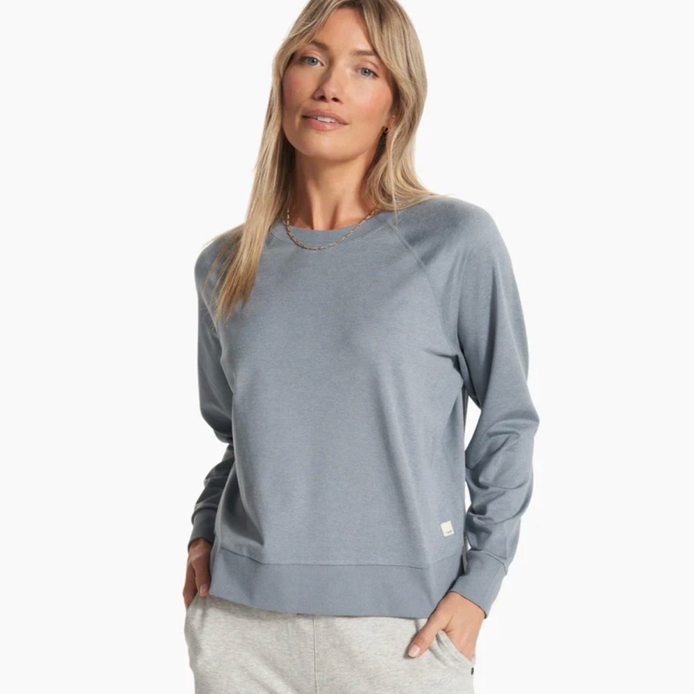 Vuori Women’s Halo Long Sleeve Crew in Flint Heather